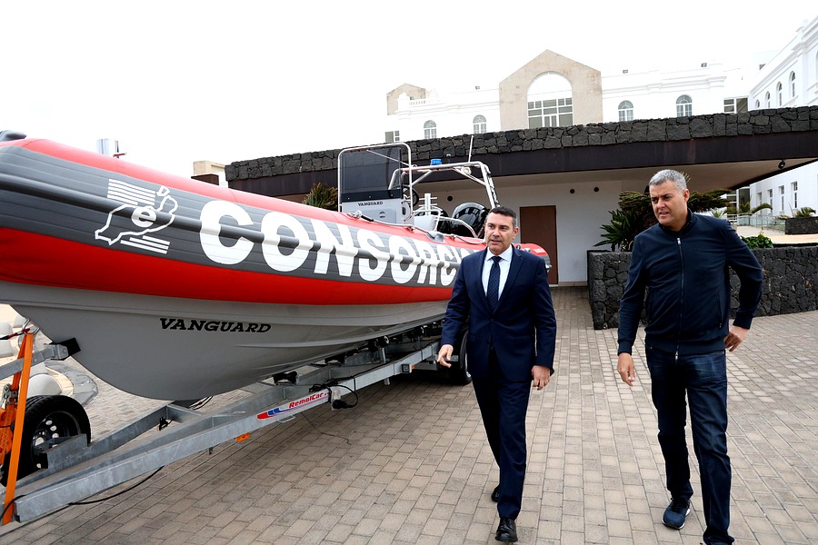 Oswaldo Betancort presume del nuevo músculo del Consorcio: dos pick-up, una neumática y la promesa de "más de veinte bomberos" en camino