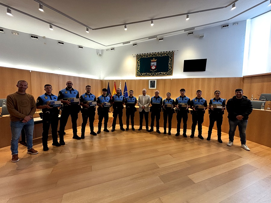 Tías recibe a sus ocho nuevos agentes de Policía Local con equipamiento de estreno y 110 horas de prácticas por delante en las calles del municipio