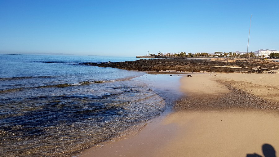 Orilla de la playa de El Reducto en Arrecife