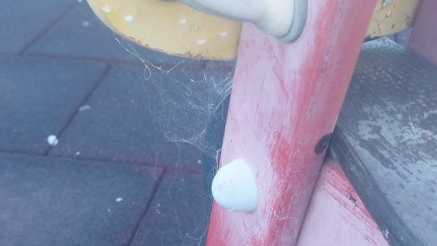 Tornillos en punta en los columpios del parque de Tías