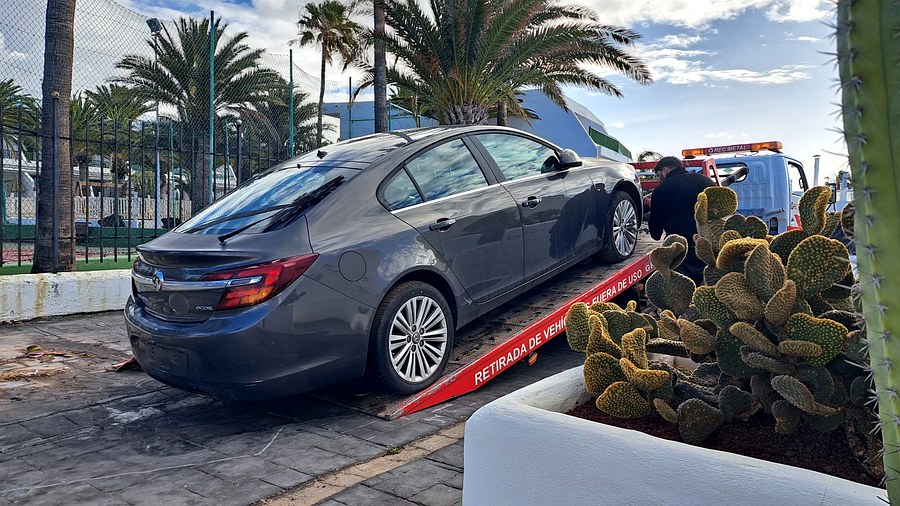 Tías retira 31 coches abandonados en la vía pública desde principios de año en Puerto del Carmen, Mácher y el municipio