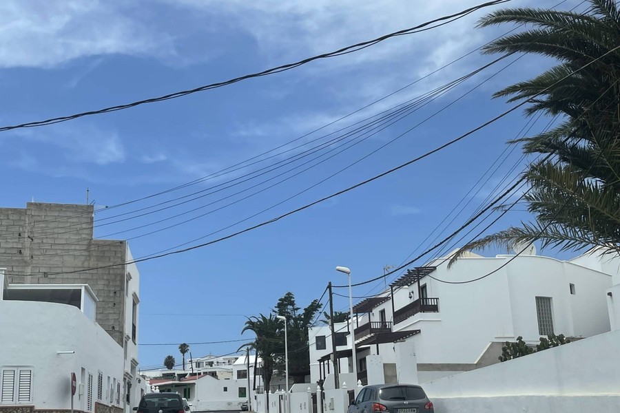 San Bartolomé: el PP exige retirar los cables que amenazan a peatones