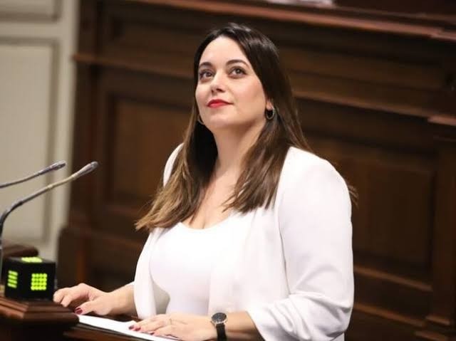 Cristina Calero en el Parlamento de Canarias