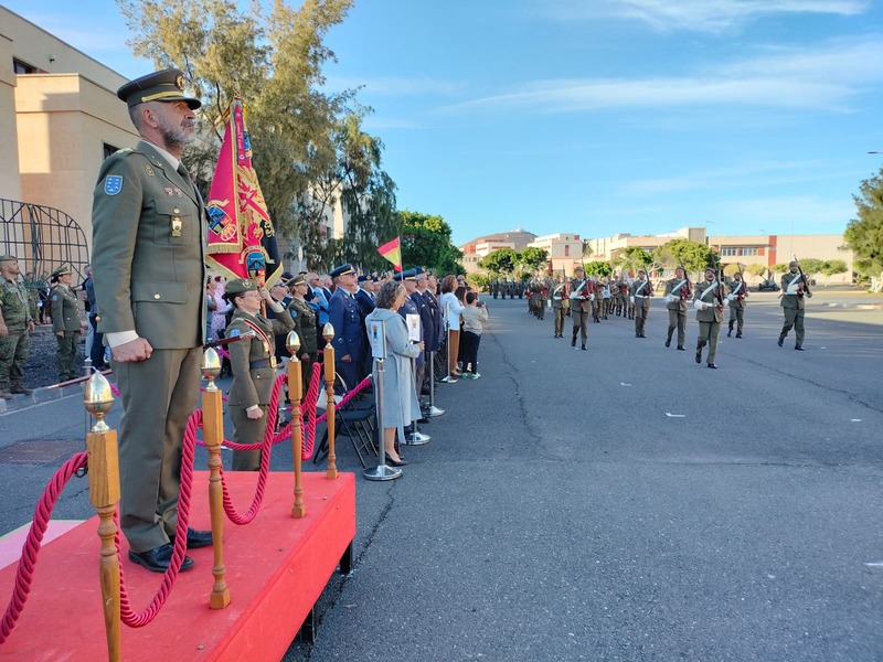 Coronel Santiago Calleja Blancas, jefe del RAAA 94 y natural de Lanzarote, durante la parada militar de la Gesta del 2 de Mayo en la Base 