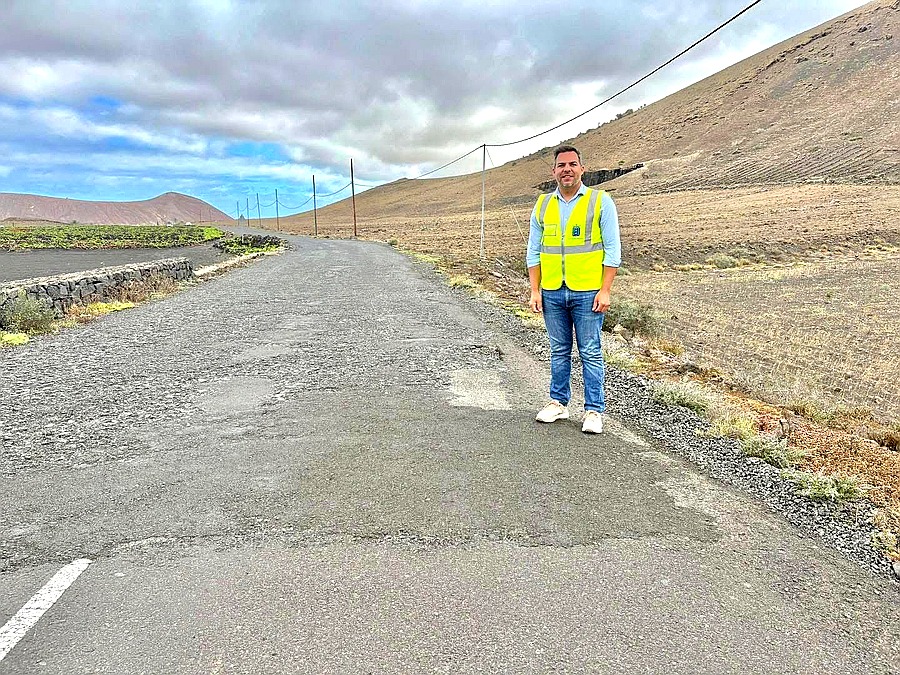 Jacobo Medina, consejero de Obras Públicas del Cabildo de Lanzarote, en la carretera LZ-58 entre El Peñón y La Vegueta antes del inicio de las obras de refuerzo del firme