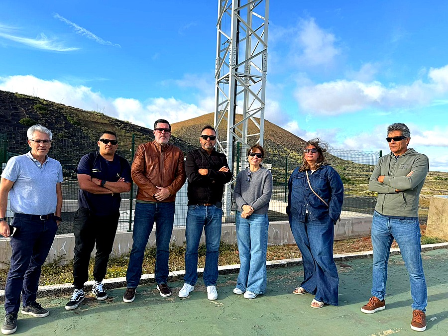Juan de León, portavoz de Nueva Canarias-Bloque Canarista (NC-BC) en Tías y gran esperanza del partido en el municipio, junto al diputado Yoné Caraballo y vecinos de Masdache durante la visita a la torreta de telecomunicaciones