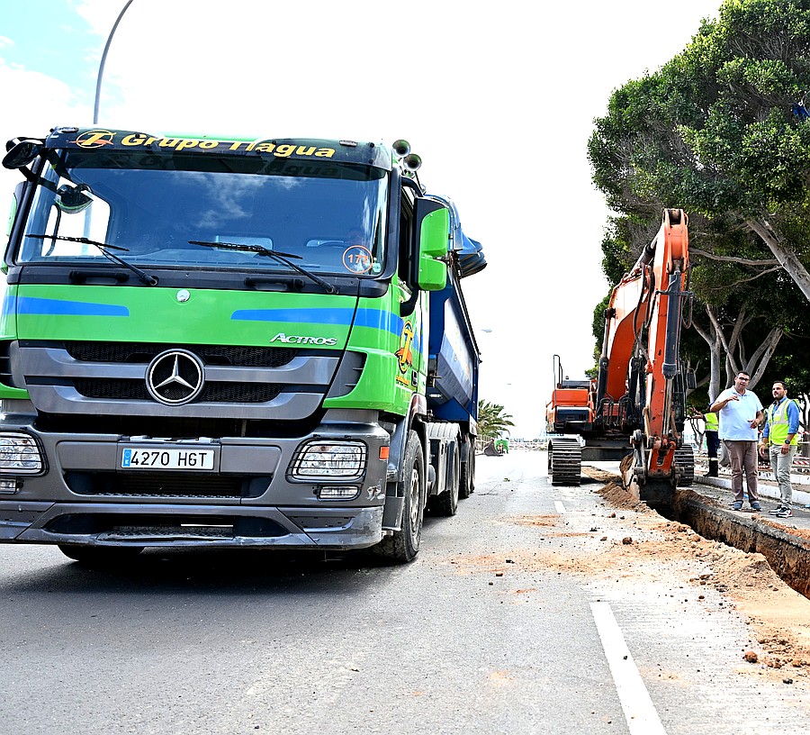 Maquinaria pesada trabajando en las obras de la nueva red de pluviales en la Vía Medular y Puerto de Naos durante la visita del alcalde Yonathan de León