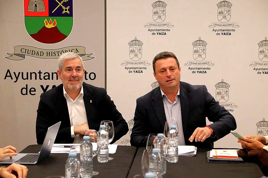 El presidente del Gobierno de Canarias, Fernando Clavijo, junto al alcalde de Yaiza, Óscar Noda, durante la reunión de trabajo en el Ayuntamiento de Yaiza