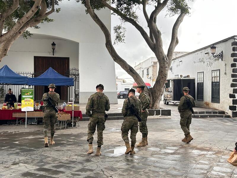 Foto Elpejeverde.com.Ejercito de tierra patrullando en Haría