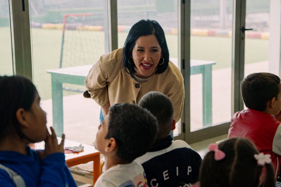 La concejala de Cultura del Ayuntamiento de Arrecife, Abigail González, durante una actividad con menores. / Ayuntamiento de Arrecife