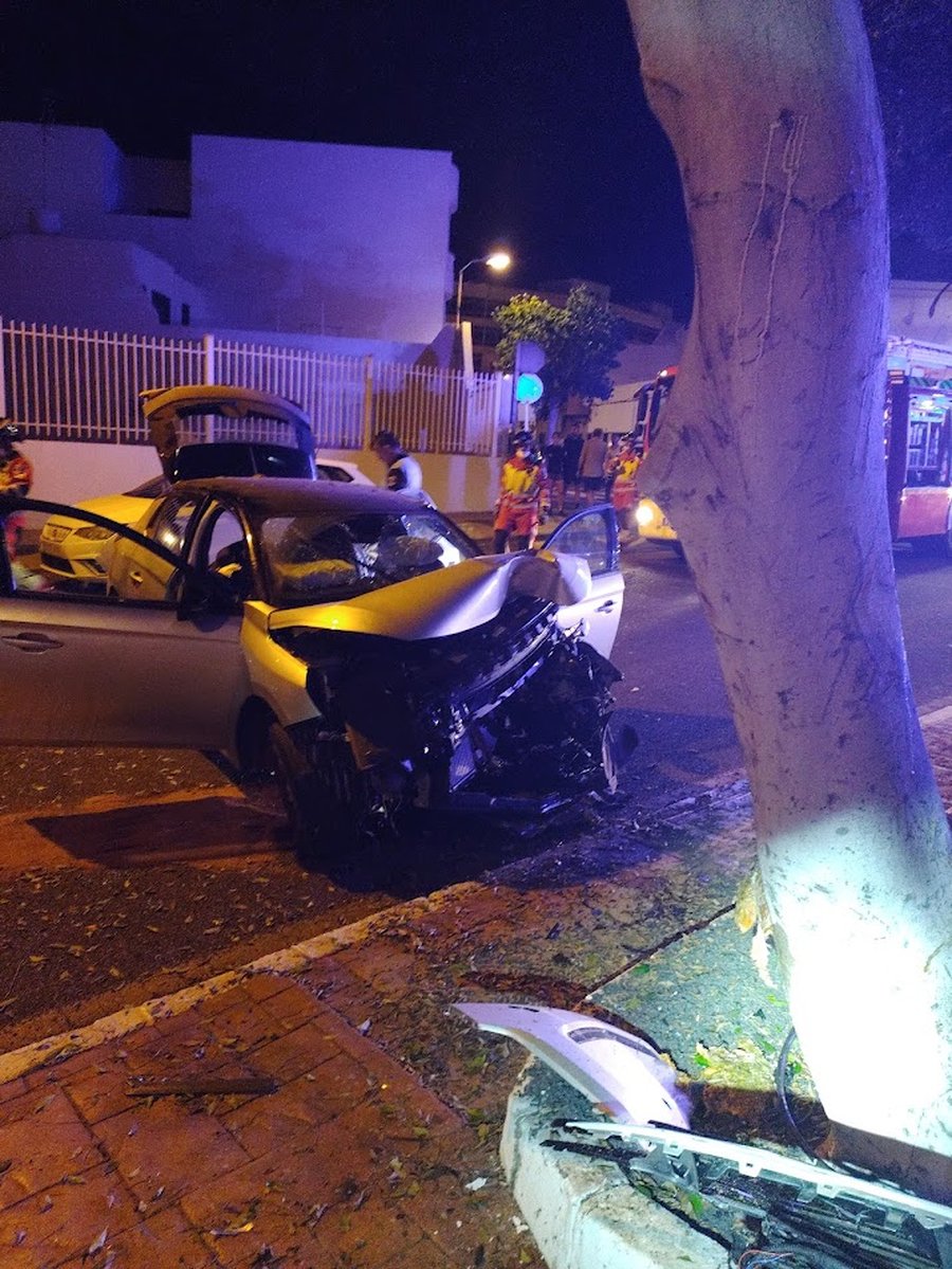 Estado del vehículo tras el impacto contra un árbol en la Rambla Medular de Arrecife, frente a la Biblioteca Insular / Foto: Consorcio de Seguridad y Emergencias
