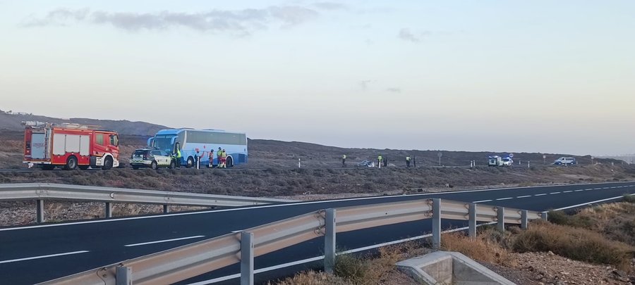 Efectivos de Bomberos de Lanzarote, Policía Local y servicios de emergencias actúan en el lugar del accidente en la LZ-2 a la altura de La Hoya, Yaiza.