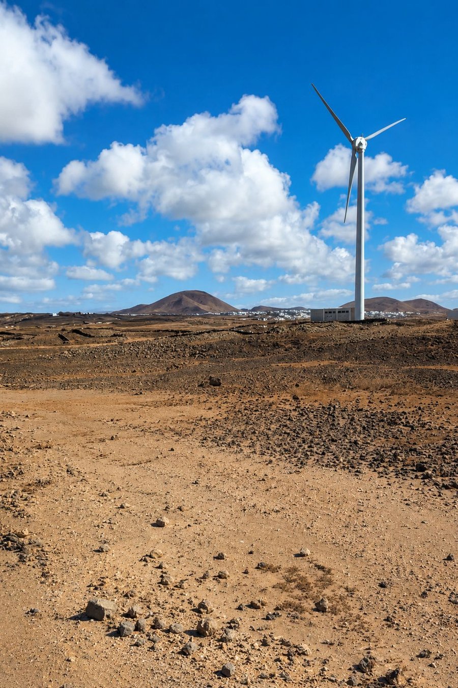 Aerogenerador en la zona de La Santa, Tinajo, una de las infraestructuras que ha generado debate sobre el modelo territorial de Lanzarote / Foto: Movimiento Renovador de Tinajo