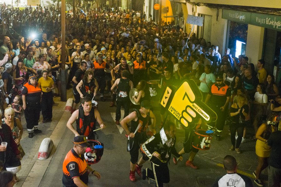 El pasacalles de Arrecife en Vivo recorre las calles del centro de Arrecife en una edición anterior del festival / Foto: Arrecife en Vivo