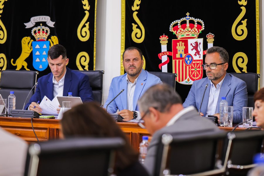 FOTO: El alcalde de Arrecife, Yonathan de León, durante la sesión plenaria del viernes en la que se aprobó la modificación presupuestaria histórica. Foto: Ayuntamiento de Arrecife