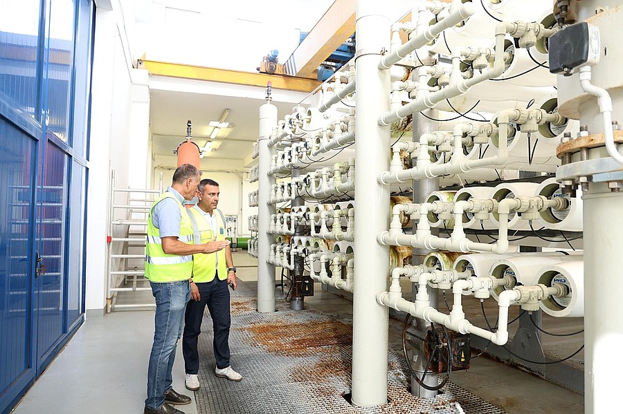 El presidente del Consorcio del Agua, Oswaldo Betancort, y el consejero de Aguas del Cabildo, Domingo Cejas, junto a los bastidores de la planta Lanzarote III, en la Central de Desalación Díaz Rijo de Punta de los Vientos / Foto: Consorcio del Agua de Lanzarote
