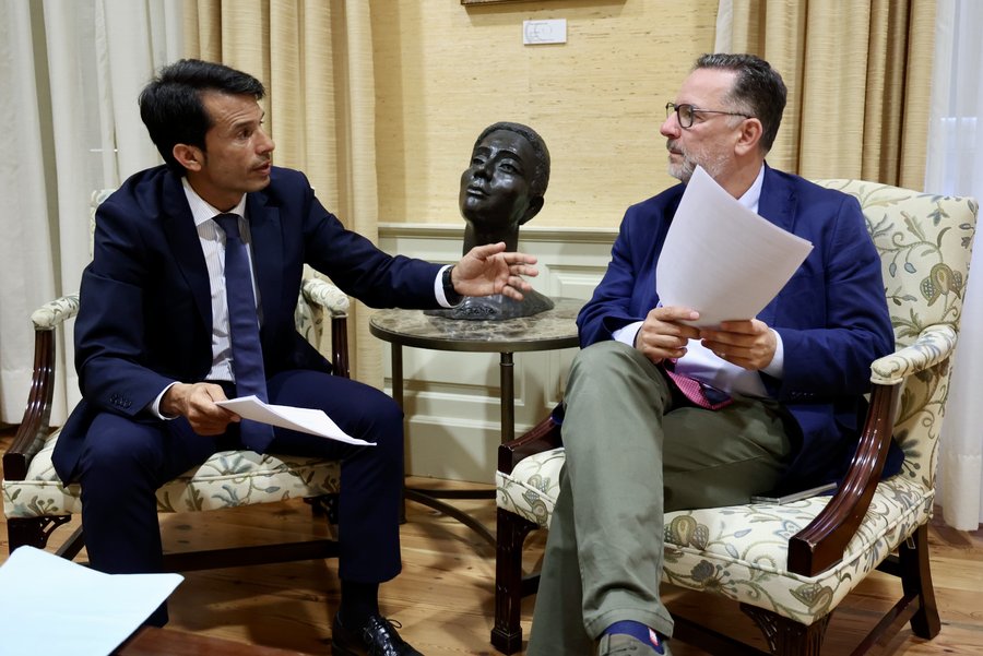 Marcos Bergaz (PSOE), diputado y portavoz municipal en Teguise, junto al consejero de Educación del Gobierno de Canarias, Poli Suárez (PP), durante su reunión en el Parlamento de Canarias este miércoles. Foto: Marcos Bergaz