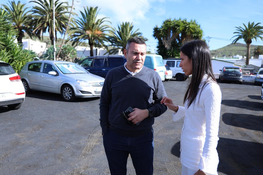 FOTO: El presidente del Cabildo de Lanzarote, Oswaldo Betancort, junto a Aroa Revelo durante la visita a la pasarela de La Garita en Arrieta. Foto: Cabildo de Lanzarote