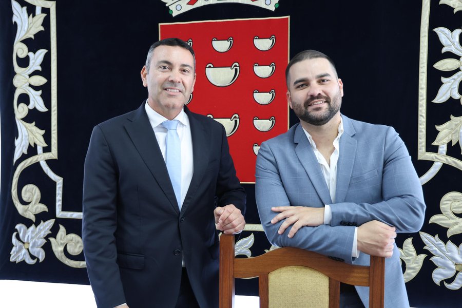 Oswaldo Betancort, presidente del Cabildo de Lanzarote, junto al consejero de Política Territorial, Jesús Machín Tavío. Foto: Cabildo de Lanzarote