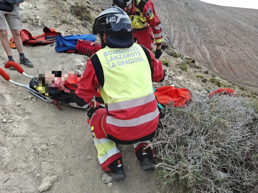 Efectivos de Bomberos de Lanzarote y La Graciosa, durante el rescate de la persona accidentada este lunes en la zona alta de la Caldera Blanca. / Consorcio de Seguridad y Emergencias