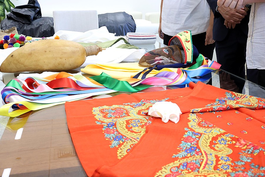 Detalle de la indumentaria tradicional de Los Buches de Arrecife: el buche —vejiga curtida de pez cartilaginoso—, la careta de red pintada y las cintas de colores, piezas que se incorporarán al Museo de El Álamo, en San Antonio de Texas / Foto: Cabildo de Lanzarote