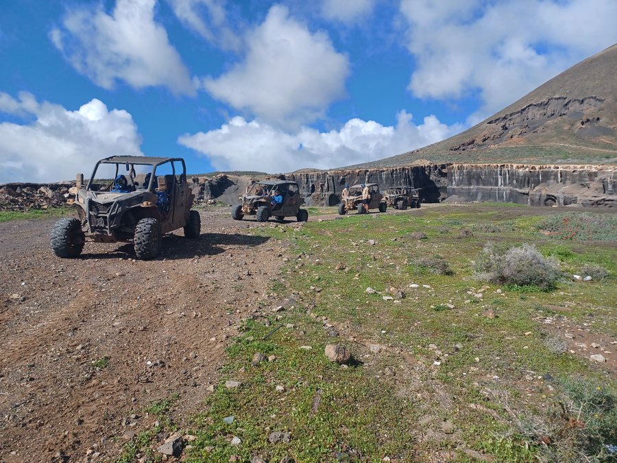 Seis buggies circulan en caravana fuera de los caminos autorizados en el Barranco de Las Piletas, en Guatiza / Foto: SEPRONA-Guardia Civil
