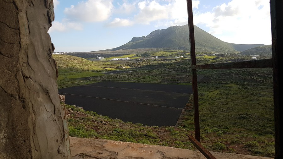 El campo del norte de Lanzarote, con una parcela de arenado al pie de la montaña. El minifundio y la orografía isleña marcan las condiciones de trabajo en el agro conejero. (Foto: Elpejeverde.com)