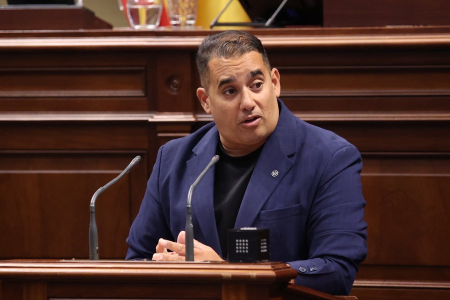 Yoné Caraballo, candidato de NC-BC al Cabildo de Lanzarote, durante su intervención en el Pleno del Parlamento de Canarias / Foto: NC-BC