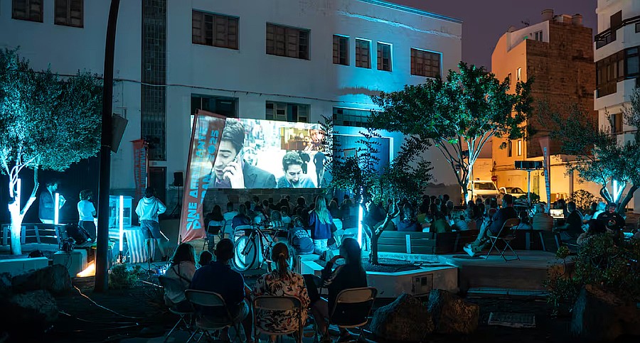 Una de las proyecciones del ciclo Cine Ambulante de Verano, que convierte las plazas de la isla en cines al aire libre / Foto: Cabildo de Lanzarote