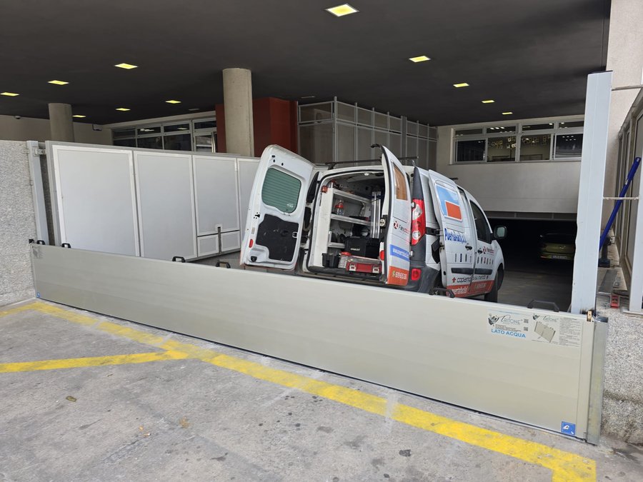 Compuerta antiinundaciones de gran formato instalada en el CEIP La Destila de Arrecife para evitar la entrada de agua en episodios de lluvia intensa. Foto: Ayuntamiento de Arrecife
