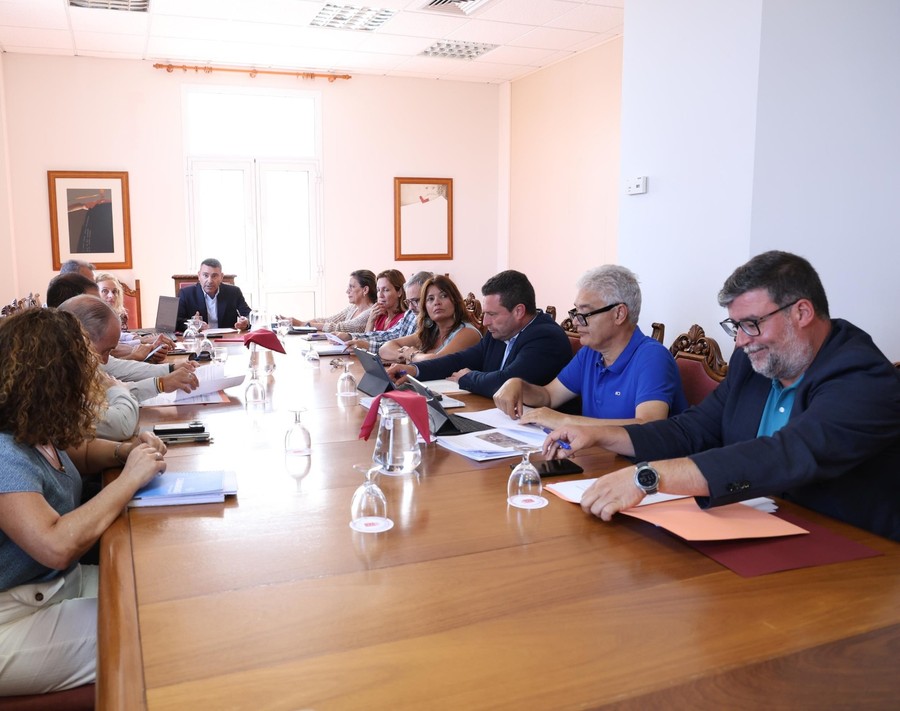 El presidente del Consorcio del Agua y del Cabildo de Lanzarote, Oswaldo Betancort, preside la Asamblea General celebrada este lunes en la Sala de Comisiones del Cabildo, con la presencia de los alcaldes y alcaldesa de los ayuntamientos consorciados. / Cabildo de Lanzarote