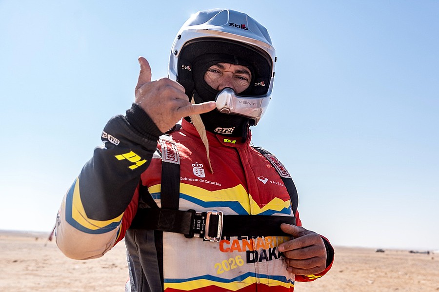 Dani Mesa, con el trofeo del 28º Rally Isla de los Volcanes junto al Century CR6, el mismo Ultimate T1 con el que terminó el pasado Dakar en la categoría reina / Foto: Dani Mesa · Escudería Lanzarote