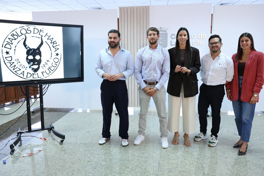 Presentación de la nueva vestimenta de los Diablos de Haría en el Cabildo de Lanzarote, con la consejera Aroa Revelo, el consejero Jesús Machín, el diseñador Oswaldo Machín y representantes de la asociación / Foto: Cabildo de Lanzarote