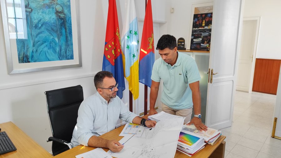 FOTO: El teniente de alcalde Echedey Eugenio y el concejal de Urbanismo Maciot Cabrera revisan documentación urbanística en el Ayuntamiento de Arrecife. Foto: Ayuntamiento de Arrecife