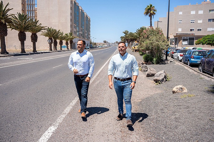 El alcalde de Arrecife, Yonathan de León, y el consejero de Obras Públicas del Cabildo, Jacobo Medina, en la calle Manolo Millares, que cambiará su imagen urbana con esta inversión municipal / Foto: Ayuntamiento de Arrecife