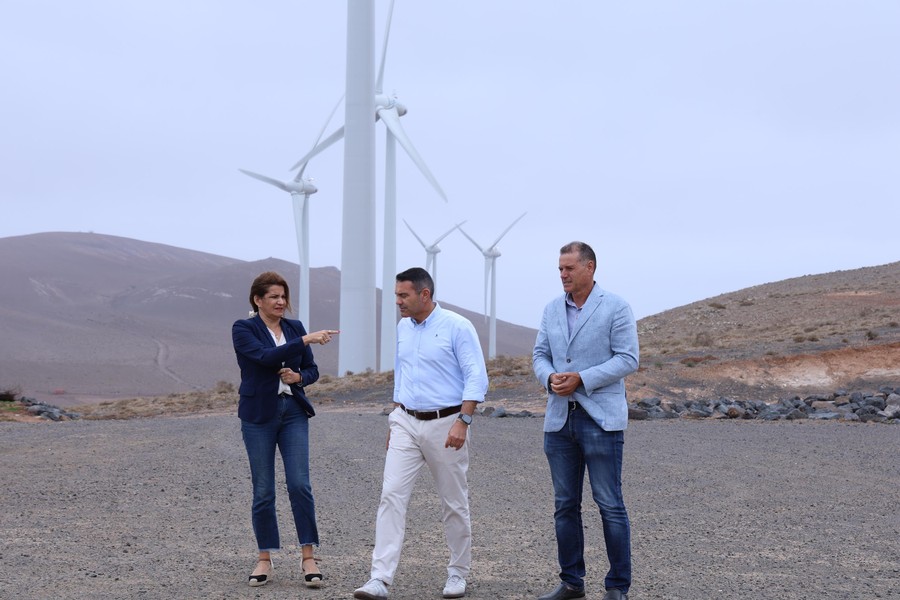 La consejera de Hacienda, María Jesús Tovar; el presidente del Cabildo, Oswaldo Betancort, y el consejero de Energías Renovables, Domingo Cejas, en el Parque Eólico de San Bartolomé. / Cabildo de Lanzarote
