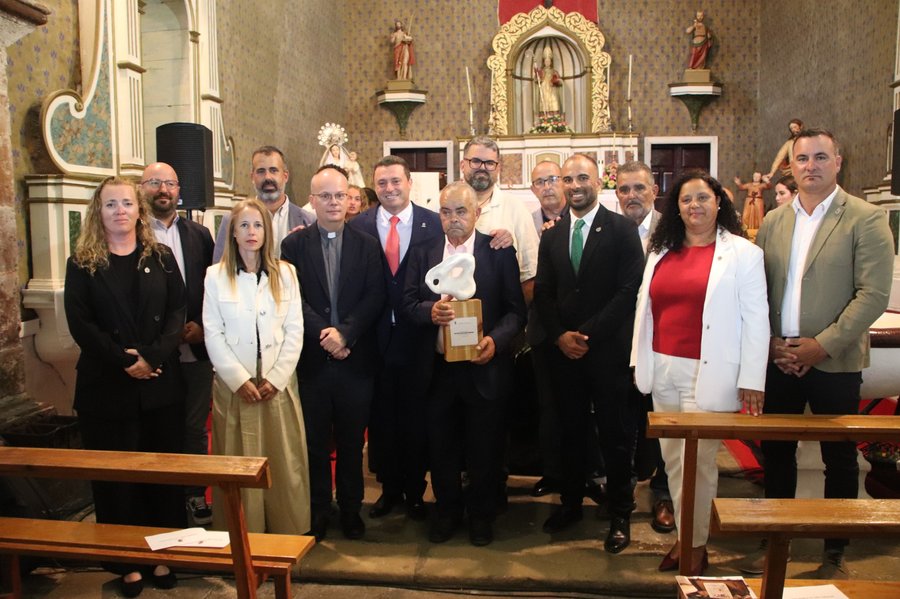 Julián Cáceres Hernández, pregonero de las fiestas de San Marcial 2026, junto al alcalde Óscar Noda y la Corporación de Yaiza en la iglesia de Femés / Foto: Ayuntamiento de Yaiza
