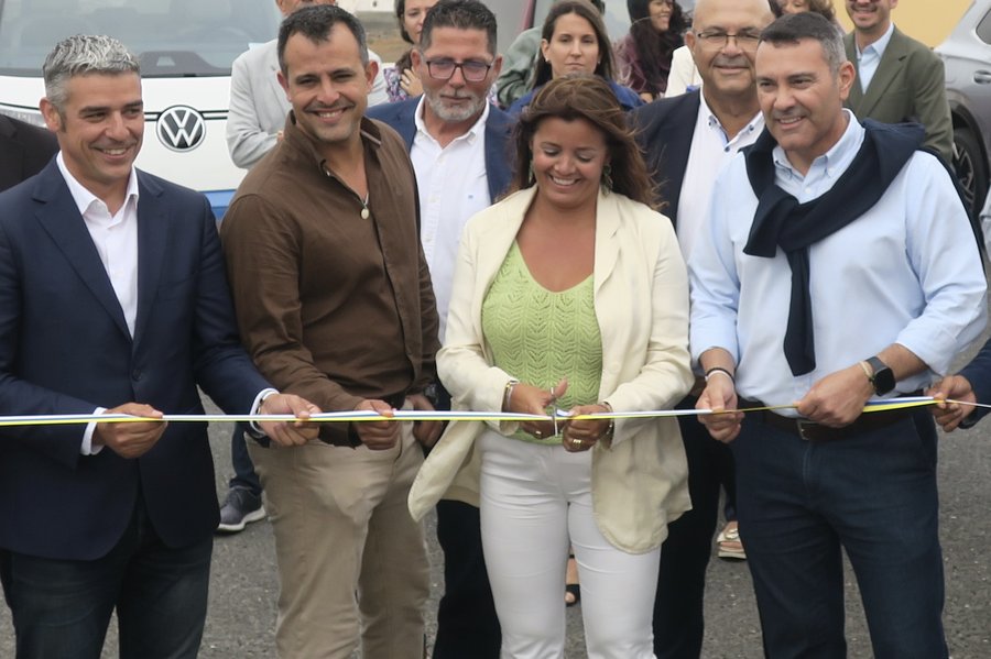 FOTO: Corte de cinta inaugural de la V Feria de Agricultura, Ganadería y Pesca de Teguise, con la alcaldesa Olivia Duque al centro junto a Oswaldo Betancort, Narvay Quintero y representantes del sector primario. Foto: Elpejeverde.com