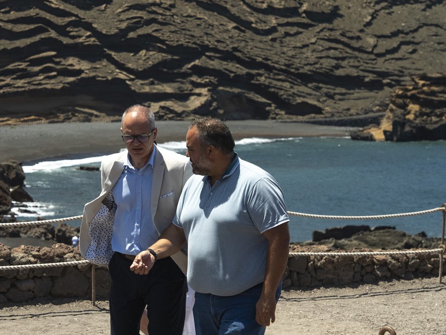 Samuel Martín, consejero de Medio Ambiente del Cabildo, y Antonio Acosta, director general de Costas del Gobierno de Canarias, durante su visita a El Golfo / Foto: Cabildo de Lanzarote