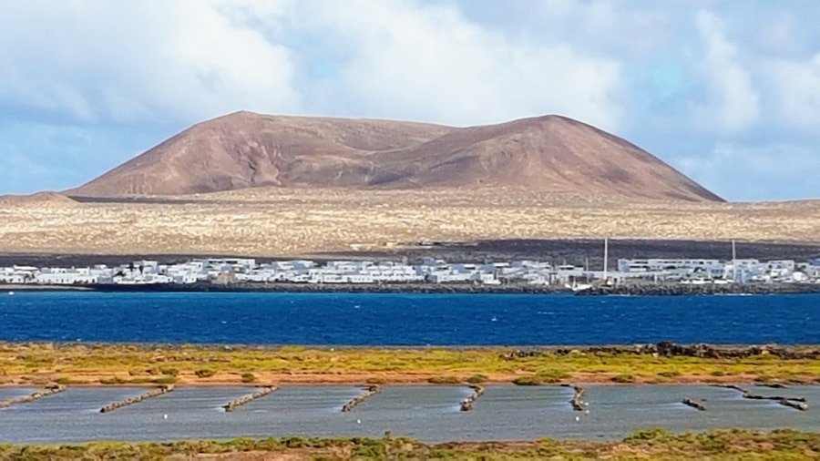 Vista de La Graciosa y Caleta de Sebo desde las salinas del norte de Lanzarote / Foto: Elpejeverde.com