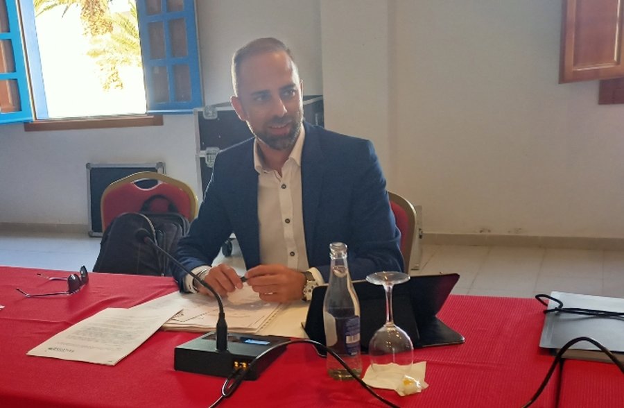 Jonás Álvarez, concejal de Primero Teguise, durante una sesión plenaria. Foto: Primero Teguise