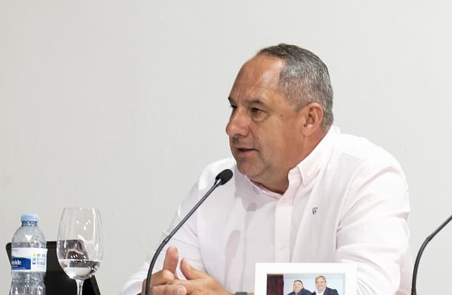 El portavoz del Partido Popular en el Ayuntamiento de Yaiza, Juan Monzón, durante una intervención / Foto: PP de Yaiza