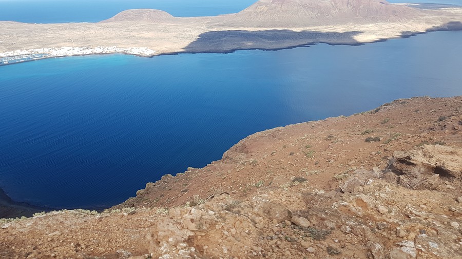  La Graciosa vista desde el Risco de Famara, con Caleta de Sebo en primer plano. / Elpejeverde.com