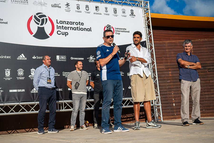 Mendilibar, Tomás Roncero y Saúl Coco, sobre el escenario durante la inauguración de la Lanzarote International Cup en el Parque Islas Canarias / Foto: Lanzarote International Cup
