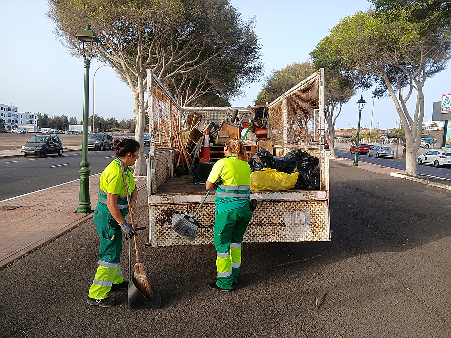 Dos operarias del servicio de limpieza, durante una de las actuaciones del plan de choque en los barrios de Arrecife / Foto: Ayuntamiento de Arrecife