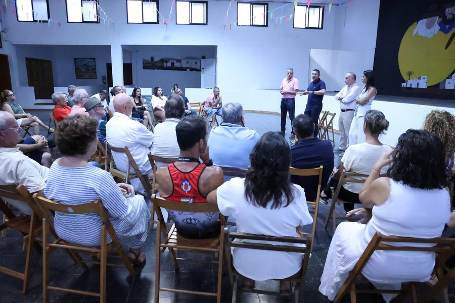 Oswaldo Betancort y Domingo Cejas se dirigen a los vecinos de Máguez durante la reunión celebrada en el Centro Sociocultural del pueblo / Foto: Cabildo de Lanzarote