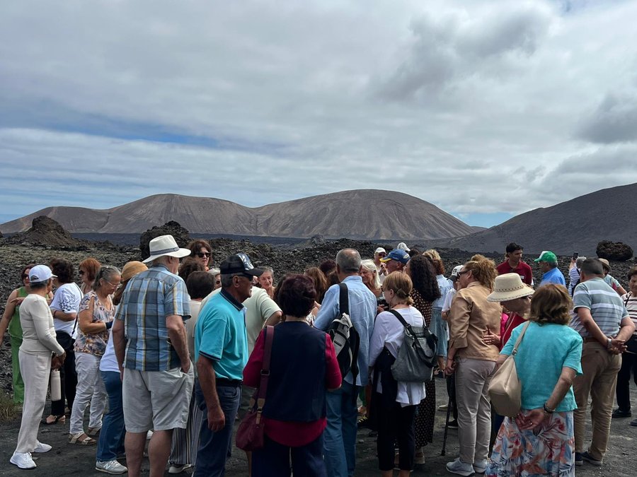Participantes en la primera ruta interpretada del proyecto 'Memorias del Volcán', en el entorno volcánico del Parque Nacional de Timanfaya / Foto: Parque Nacional de Timanfaya