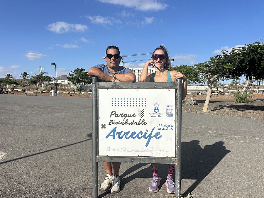 Yoné Caraballo y Sheila Guillén, de NC-BC, junto al cartel del Parque Biosaludable de Maneje, al que proponen convertir en el Central Park de Arrecife / Foto: NC-BC Arrecife