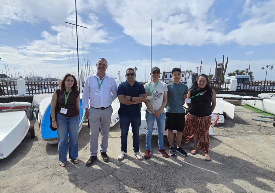 : Luis Miguel Valiente (NC-BC) y Yoné Caraballo junto a representantes del Club de Regatas 4 Vientos y familias afectadas durante la visita a Marina Rubicón. Foto: NC-BC Lanzarote