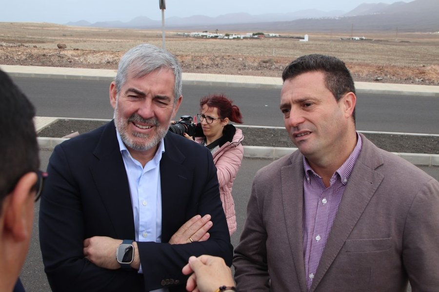 El alcalde de Yaiza, Óscar Noda, junto al presidente del Gobierno de Canarias, Fernando Clavijo. Foto: Ayuntamiento de Yaiza